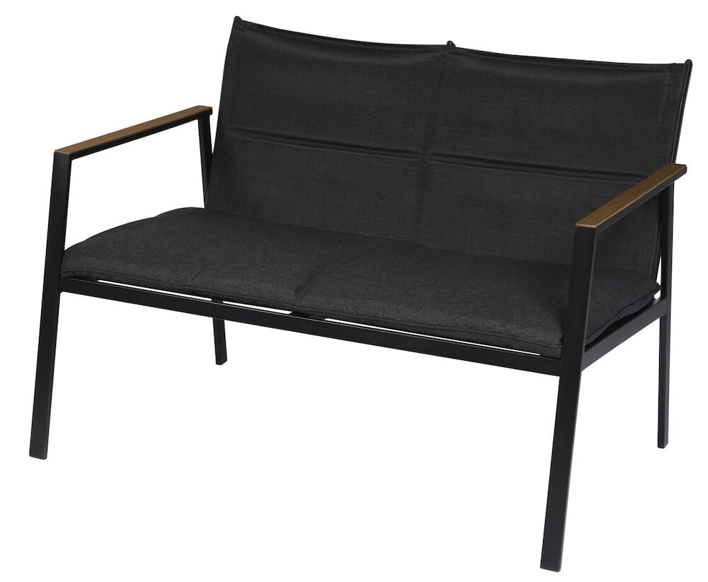 Svart sofa med puter og armlener i tretlook.