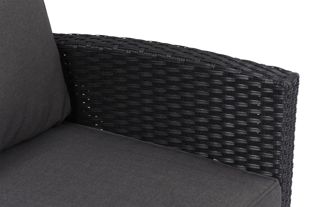 Schwarzes Rattan-Sofa mit dunklen Kissen für den Außenbereich.