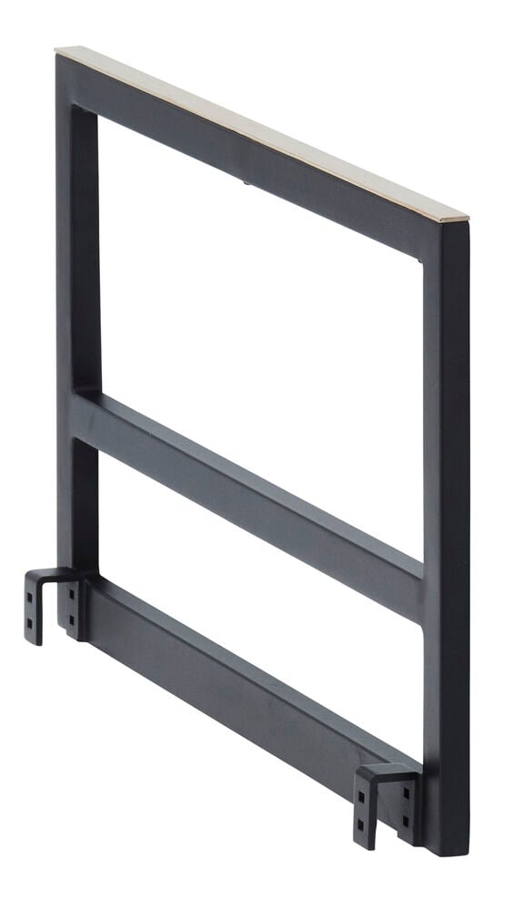 Musta metallikehys selkänojalle tai käsinojalle.