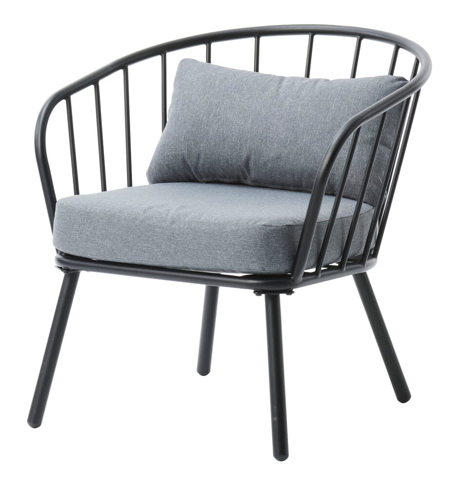 Musta metallituoli harmailla tyynyillä.