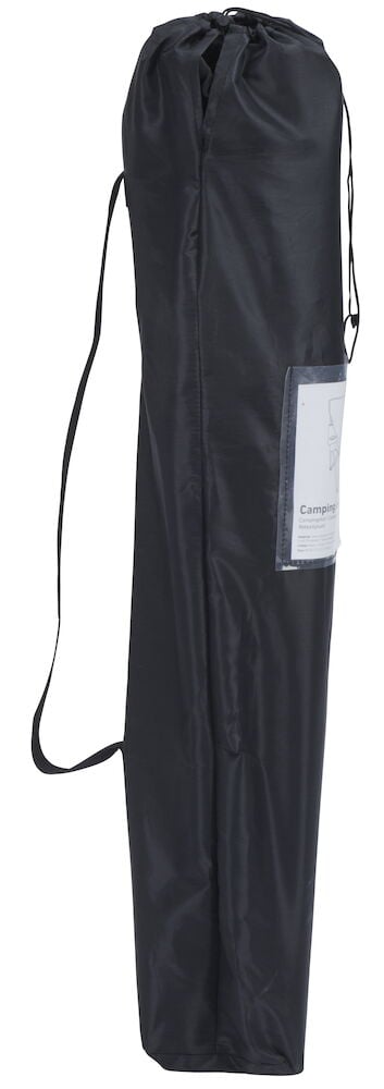 Svart hopfällbar campingstol i förvaringsväska med rem.