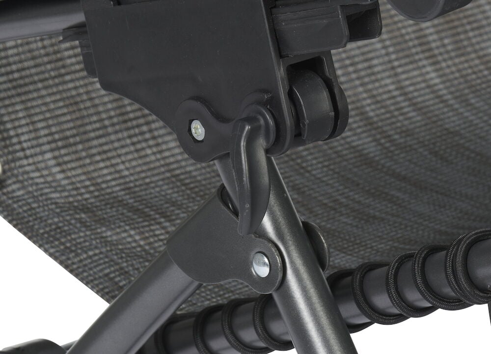 Närbild av hopfällbar solstol i grå textil.