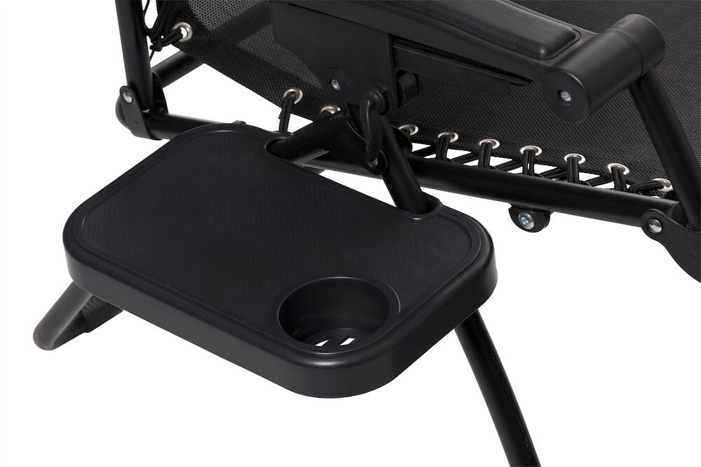 Svart plastbrett med koppholder på stolens armlene.