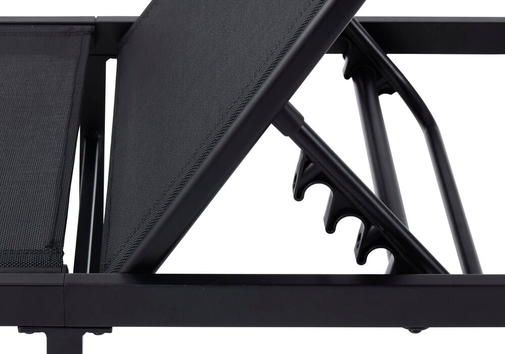 Svart solsäng med justerbart ryggstöd och aluminiumram.