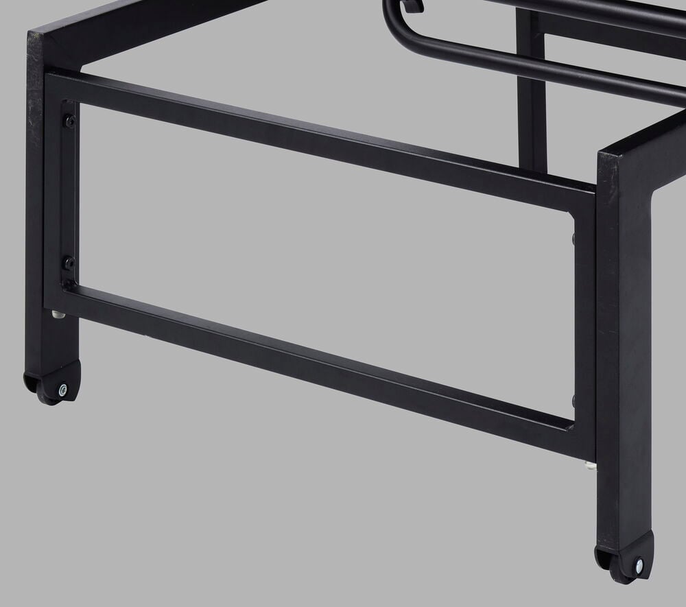 Svart aluminiumram med hjul på solsäng.