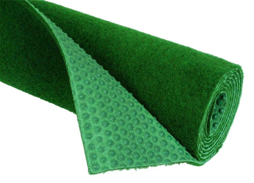 Upprullad grön konstgräsmatta med noppor undertill.