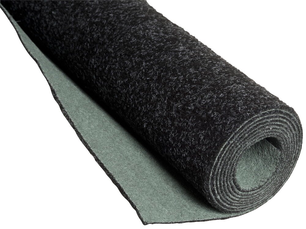 Utrullad mörkgrå konstgräsmatta med kort lugg.