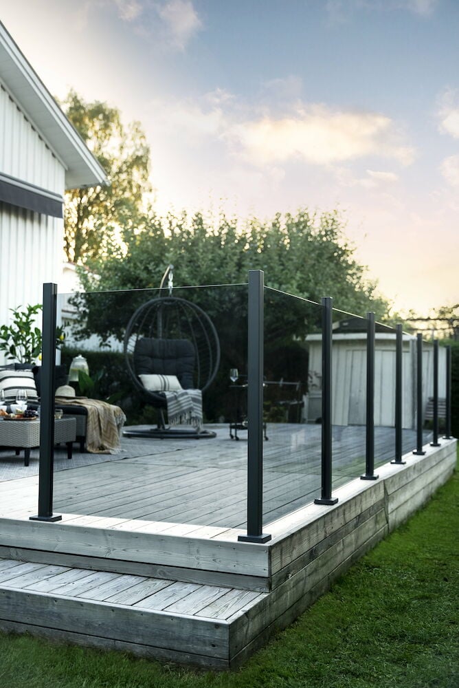 Glasräcke i rökgrått glas runt trädgårdsaltan.