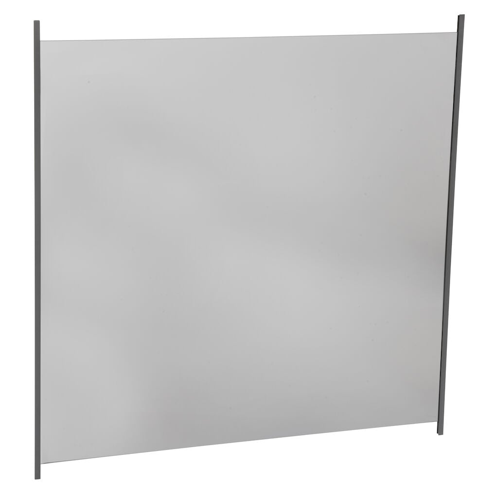 Graues Glasgeländer mit zwei vertikalen Stahlschienen.