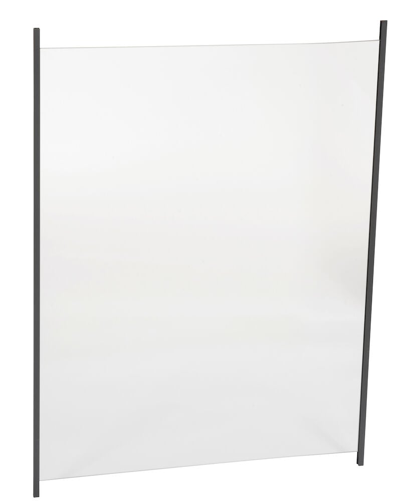 Transparentes Glasgeländer mit schwarzen Pfosten für die Terrasse.