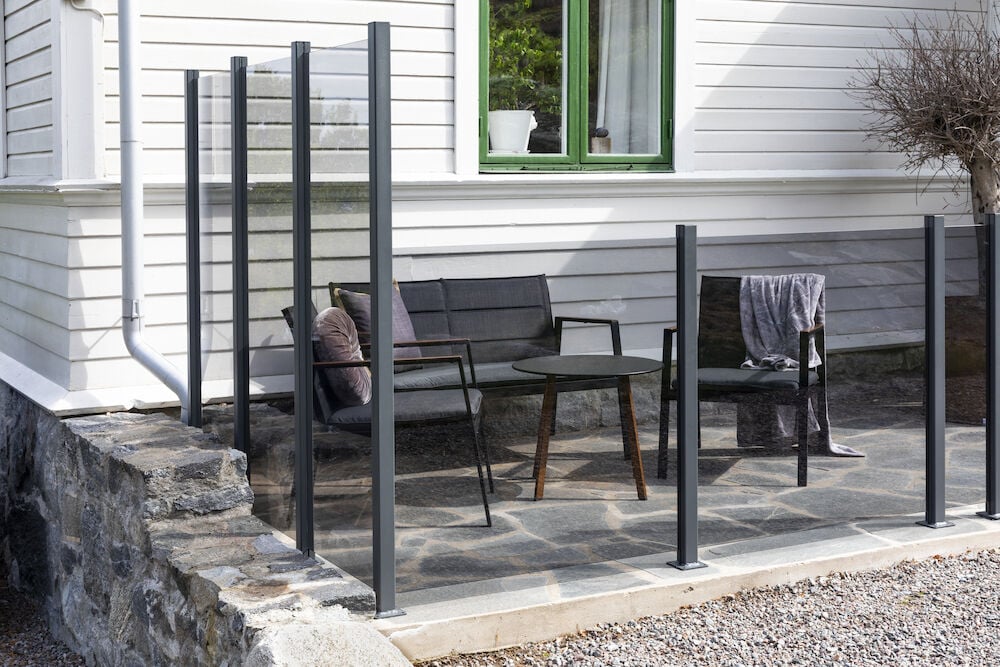 Graue Aluminiumstangen mit Glasgeländer auf der Terrasse.