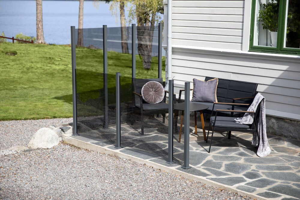 Graue Aluminiumstangen mit Glasgeländer auf der Terrasse.