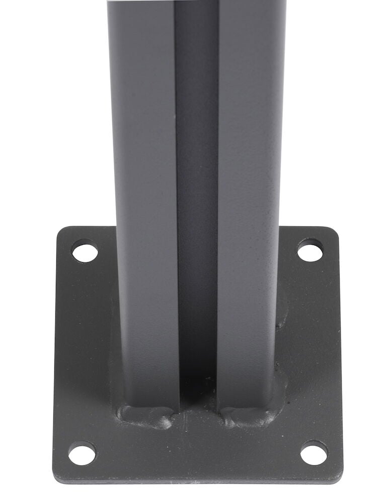 Grauer Aluminiumstolpe mit Montageplatte und vier Löchern.