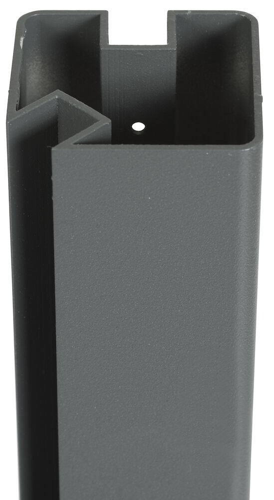 Grauer Aluminium-Eckpfosten mit einem Winkel von 135 Grad.