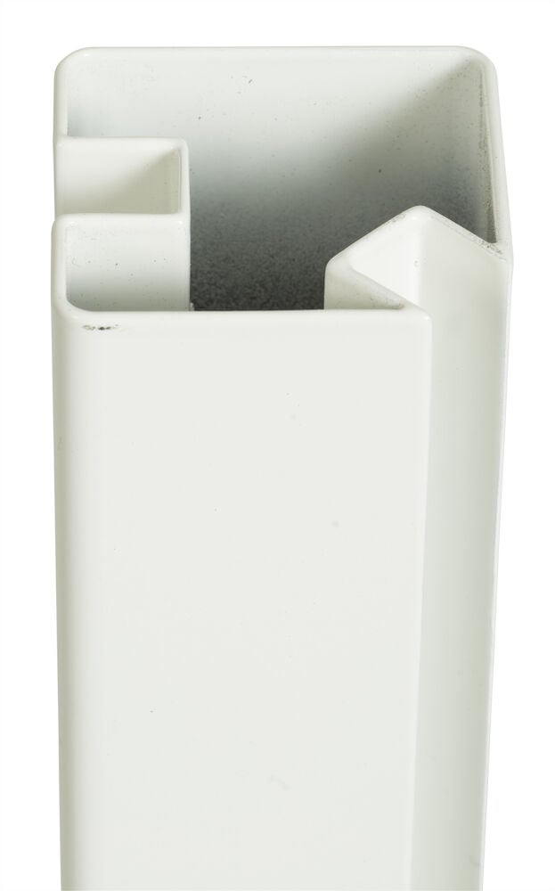 Vit aluminium hörnstolpe med vinklad form.