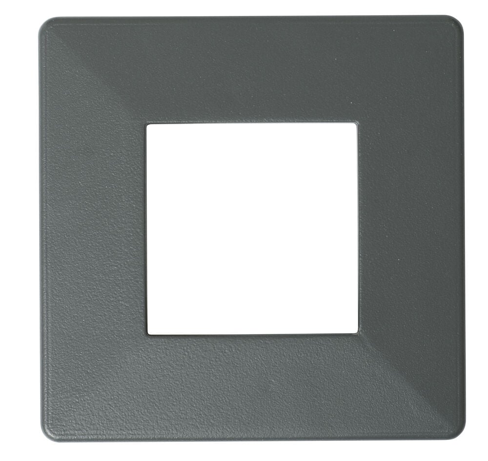 Grauer quadratischer Pfostenschutz aus Aluminium mit Öffnung.