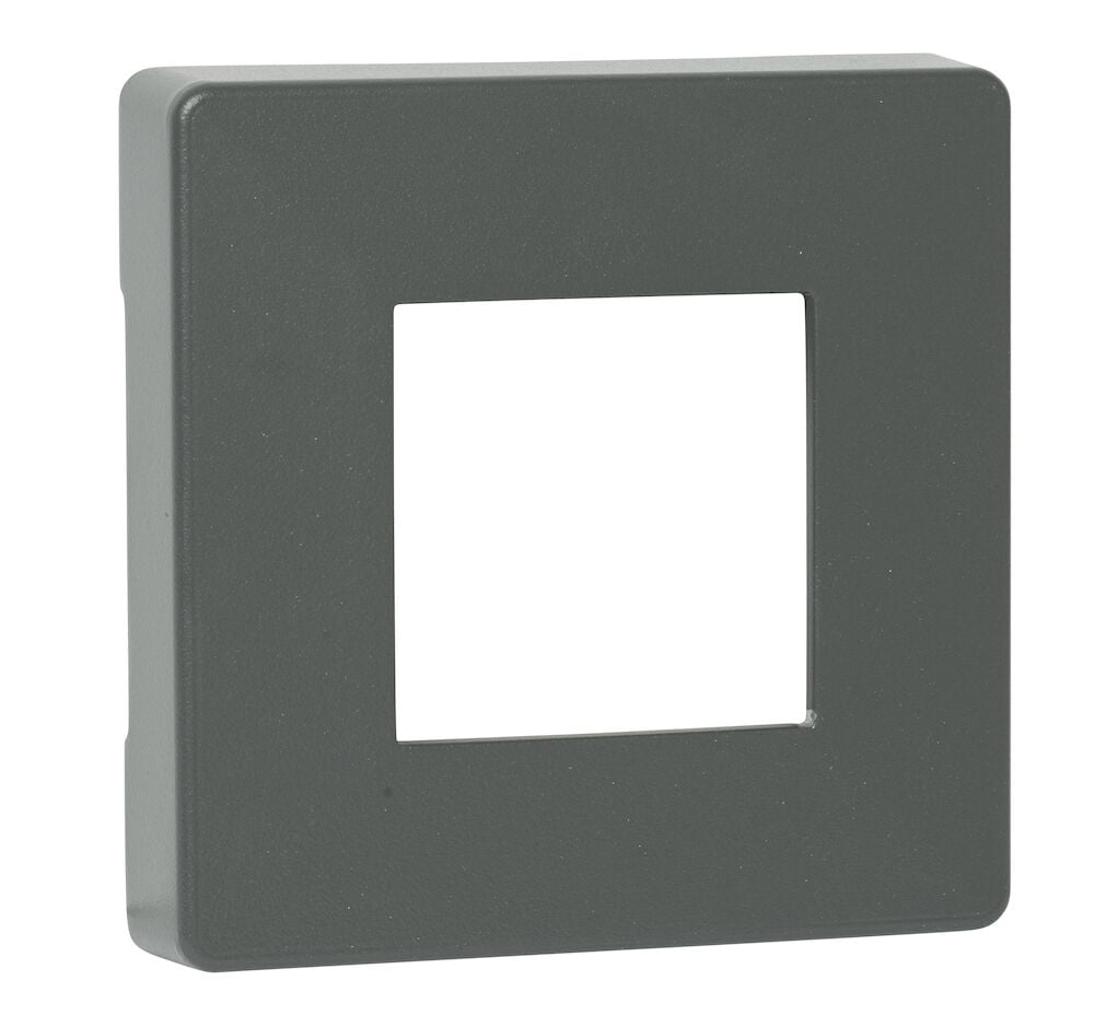 Grått fyrkantigt stolpskydd i aluminium med hål.