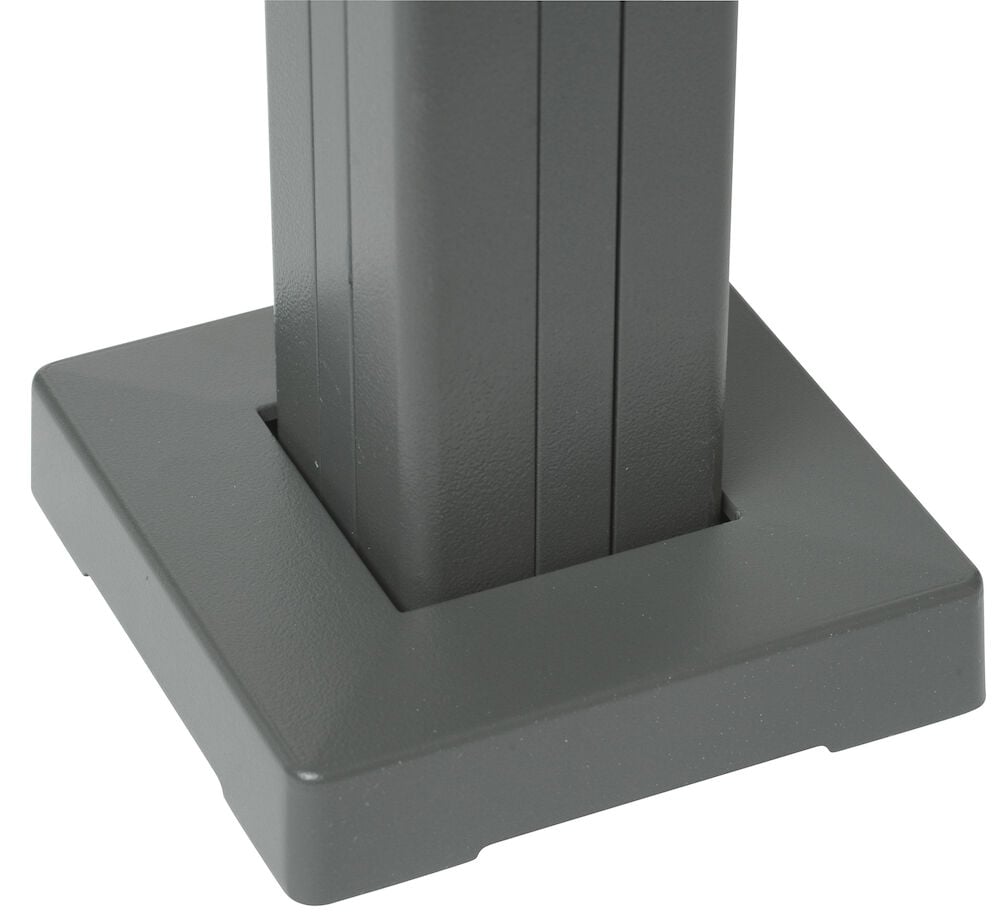 Grått stolpskydd i aluminium runt fyrkantig stolpe.