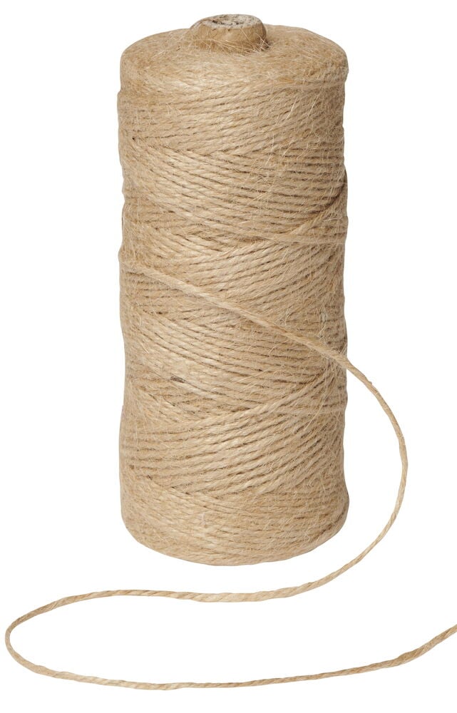 Ruskea rulla juuttinarua näkyvällä päällä.