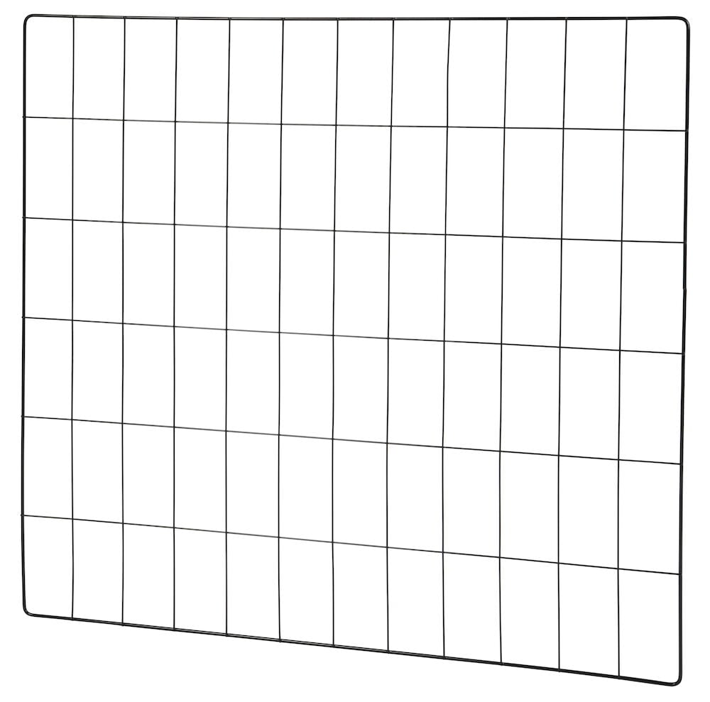 Schwarzes Stahlgitter mit rechteckigen Öffnungen.