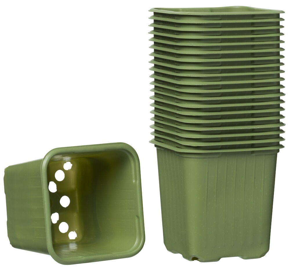 Grüne quadratische Plastiktöpfe gestapelt und eine liegend.