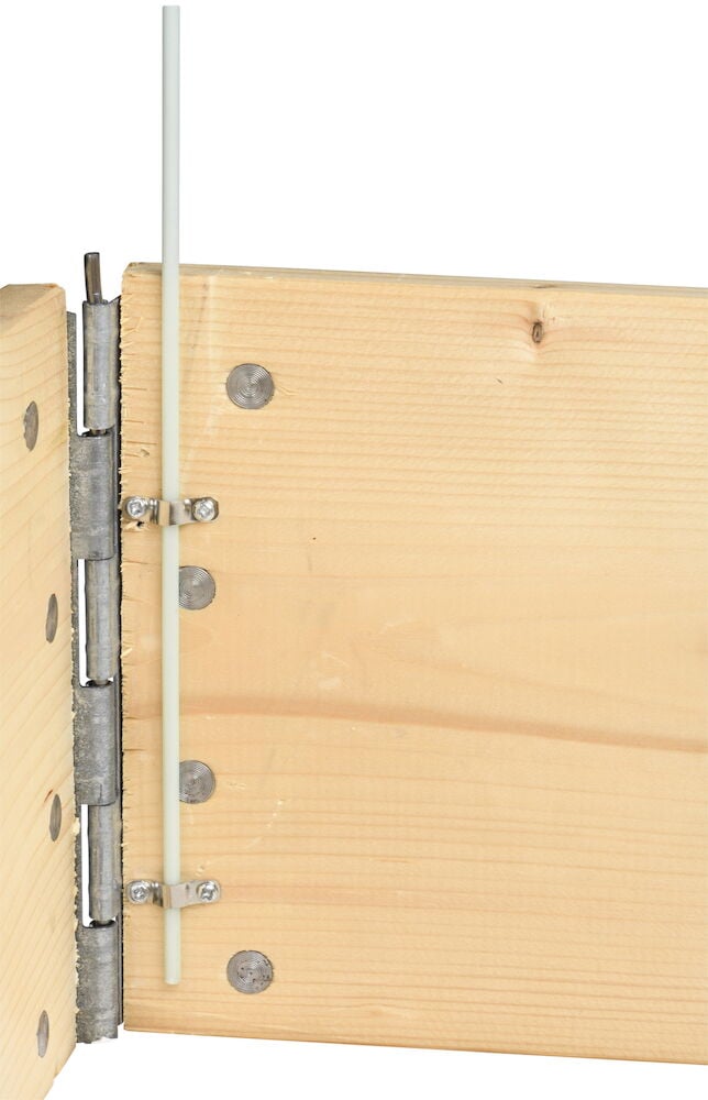 Metallscharniere auf Holzpfandrahmen mit montierter Kunststoffstange.