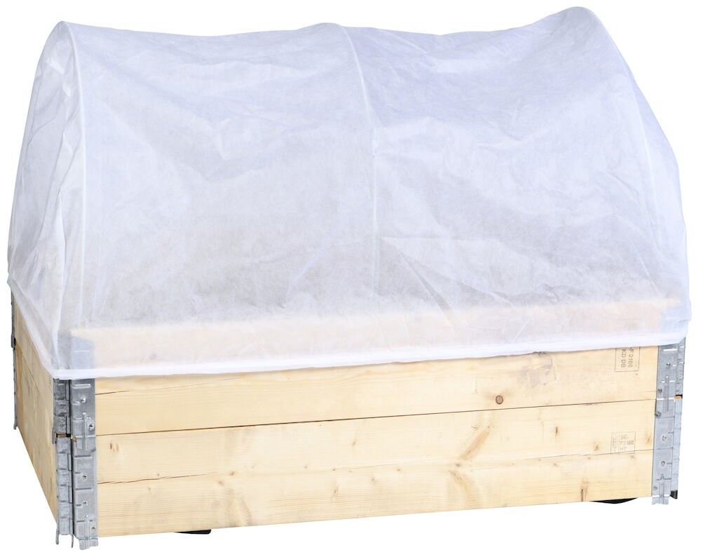 Anzuchttunnel aus weißem Vliesstoff auf Holzrahmen.