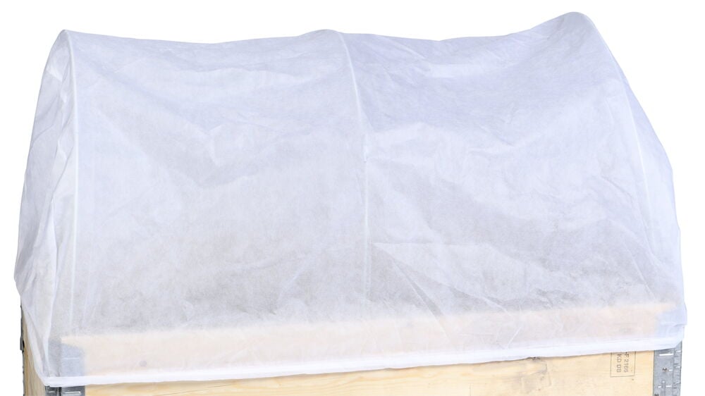 Anbautunnel aus Vliesstoff auf Holzrahmen.