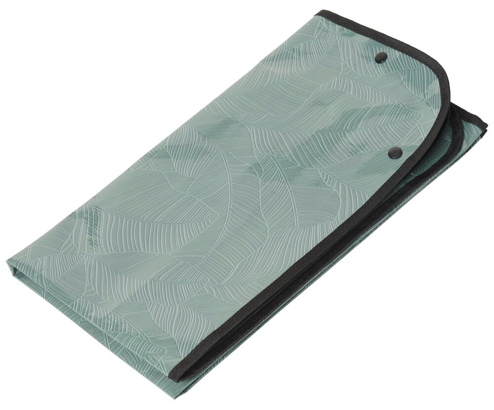 Zusammenklappbare Pflanzmatte mit Knöpfen und Blattmotiv.