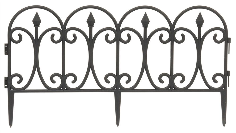 Svart rabattkant i plast med dekorativt mönster.