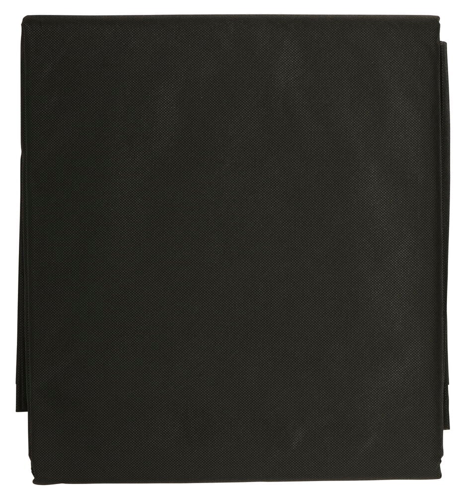 En vikt svart ogräsduk av textilmaterial.