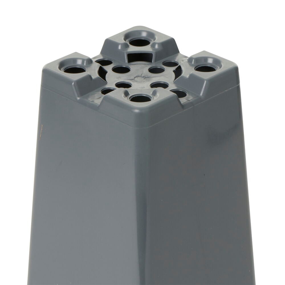 Grå fyrkantig plastkruka med dräneringshål undertill.