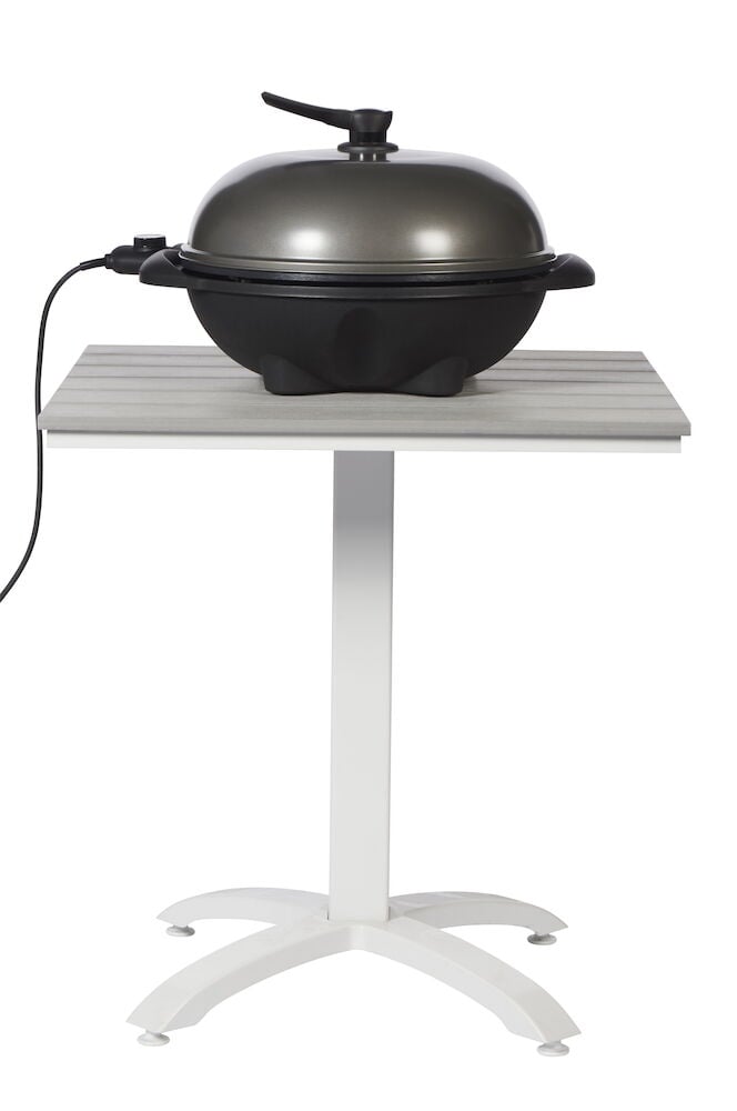 Elektrisk bordsgrill med lock på vit fyrbent bord.