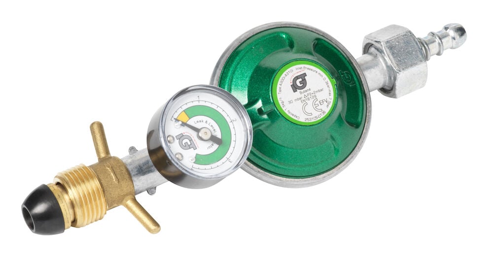 Grön gasregulator med manometer och metallanslutningar.