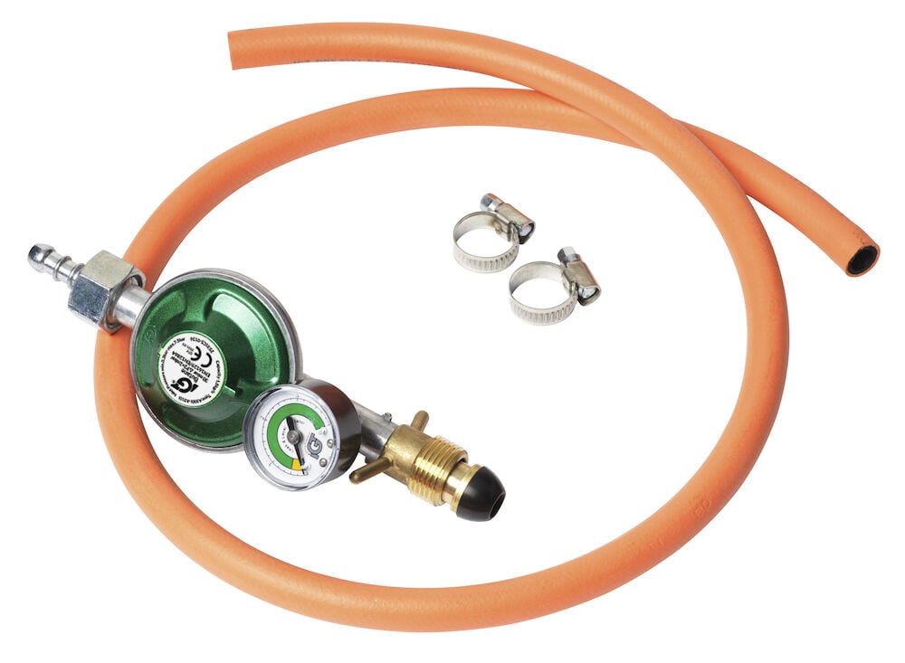 Regulatorsats med manometer och orange slang för gasgrill.