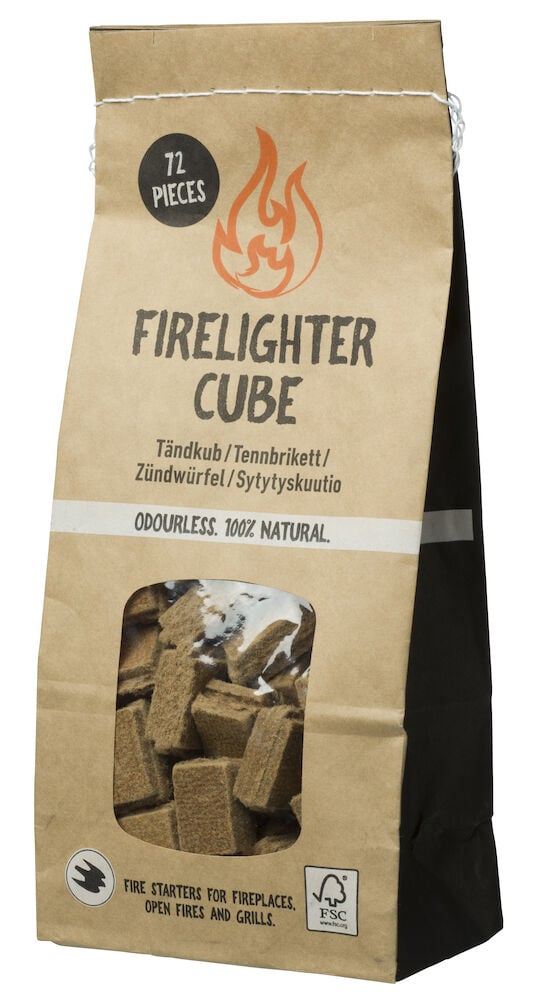 Braune Papiertüte mit sichtbaren, würfelförmigen Grillanzündern.