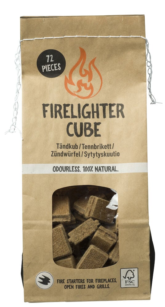 Braune Papiertüte mit sichtbaren quadratischen Anzündwürfeln.