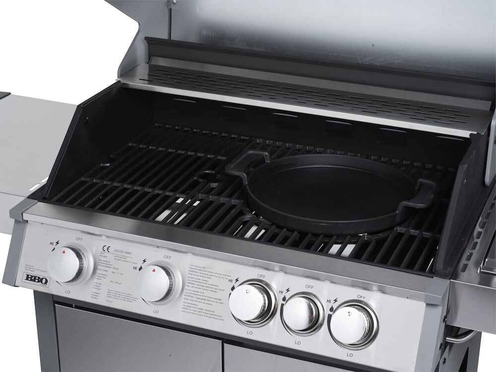 Grytejern stekepanne plassert på åpen grill.