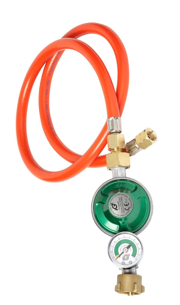 Gasreglerer mit Manometer und orangem Schlauch.