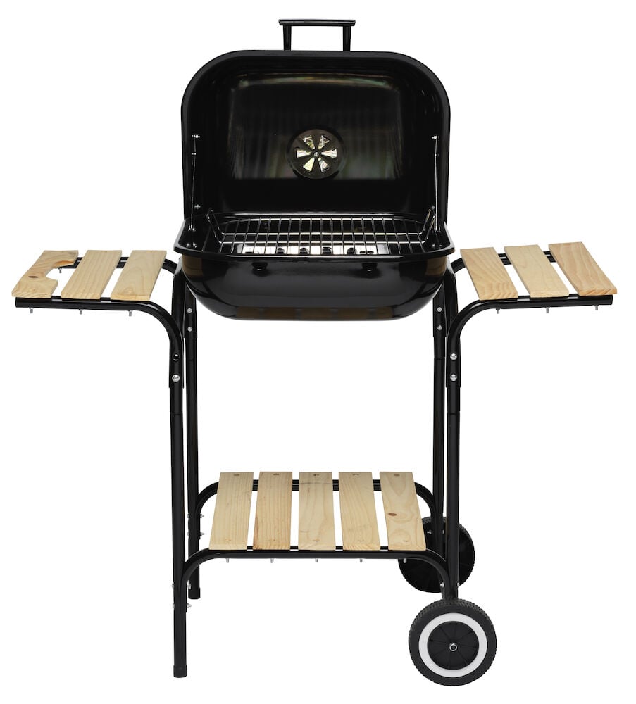 Svart kullgrill med lokk og hyller i tre.