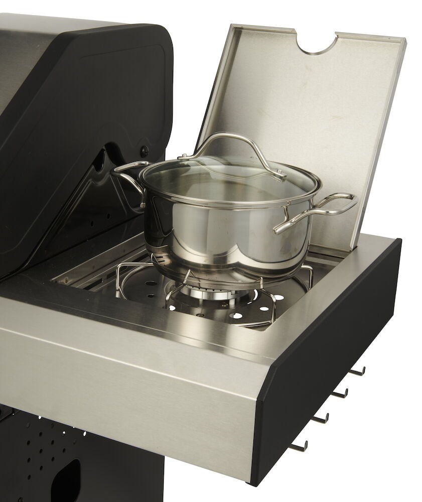 Sidobrännare med lock och stålkastrull på grillen.