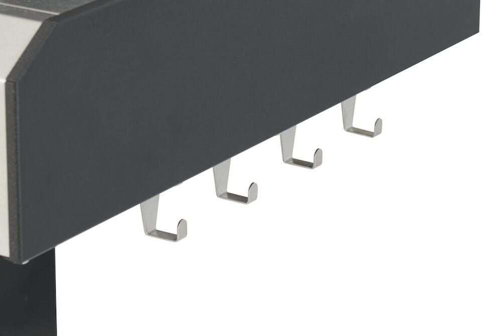 Fyra metallkrokar för grillredskap på gasolgrill.