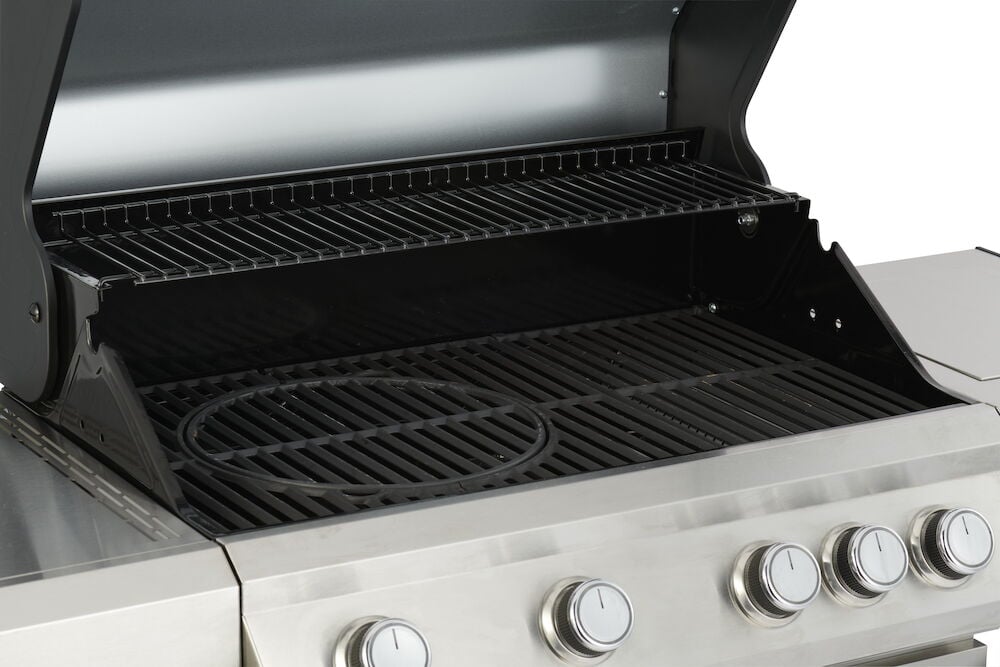Svart gasolgrill med öppet lock och fyra knappar.