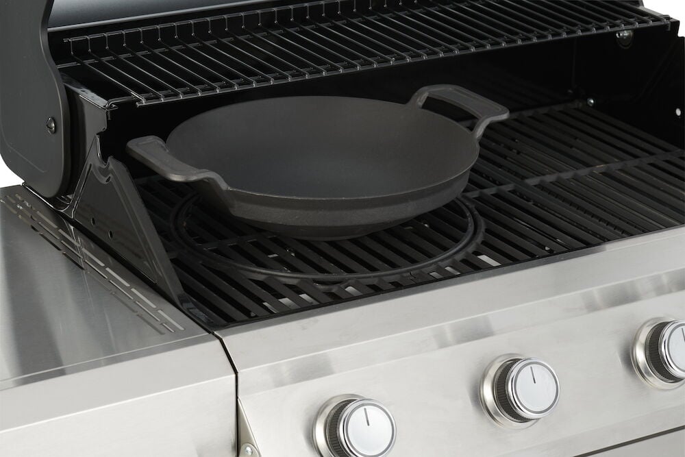 Gasolgrill med gjutjärnsgaller och gjutjärnspanna.