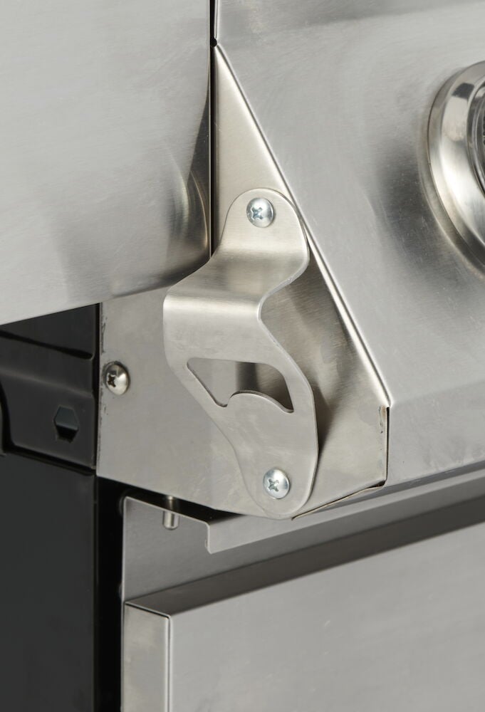 Inbyggd flasköppnare i rostfritt stål på grillen.