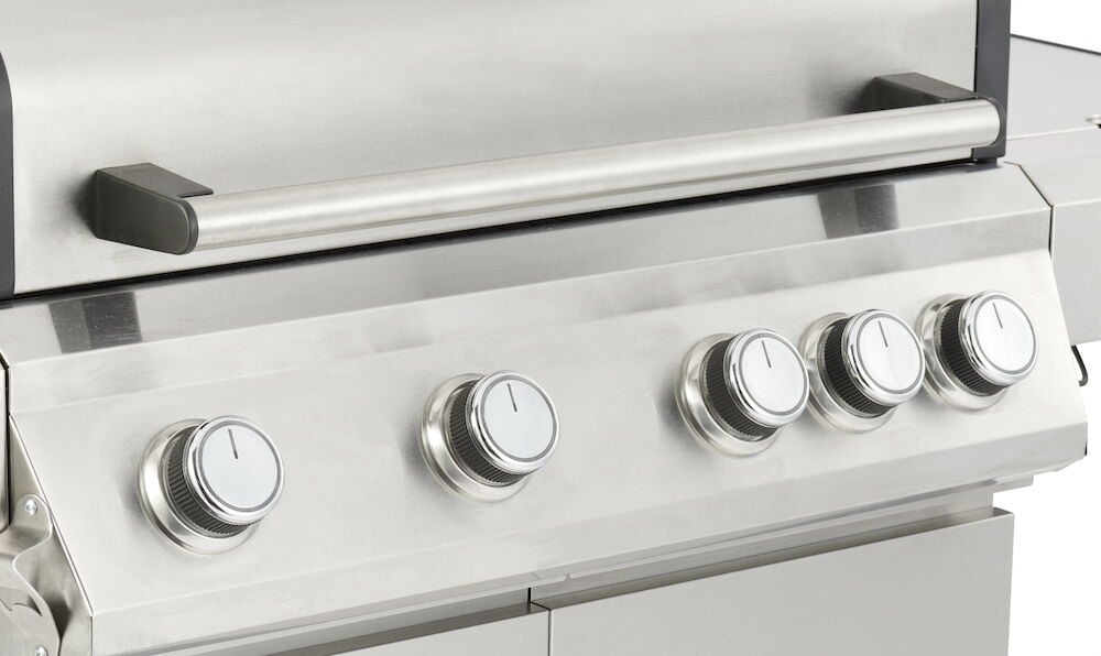 Närbild på rostfri gasolgrill med fem vred.