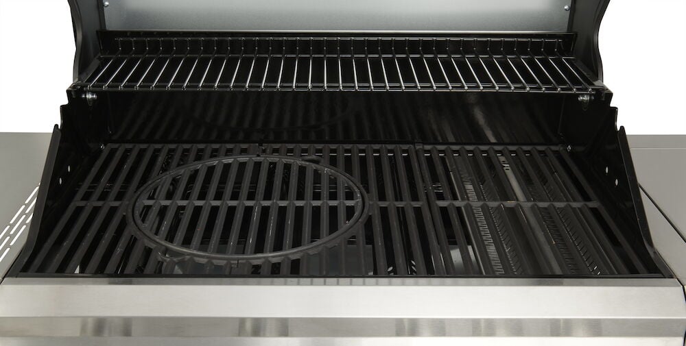 Öppen gasolgrill med gjutjärnsgaller och värmehylla.