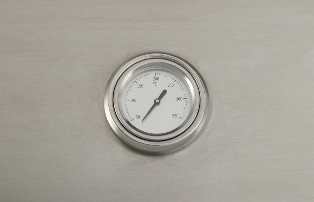 Inbyggd termometer i grilllocket med grader Celsius.