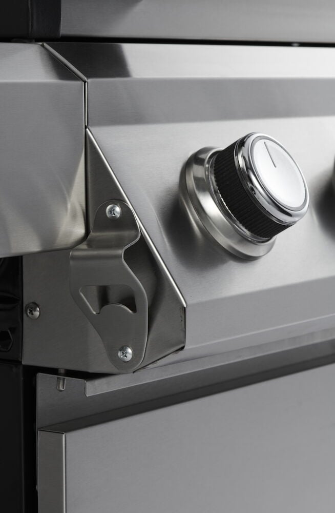 Närbild av gasolgrillens rostfria kontrollpanel.