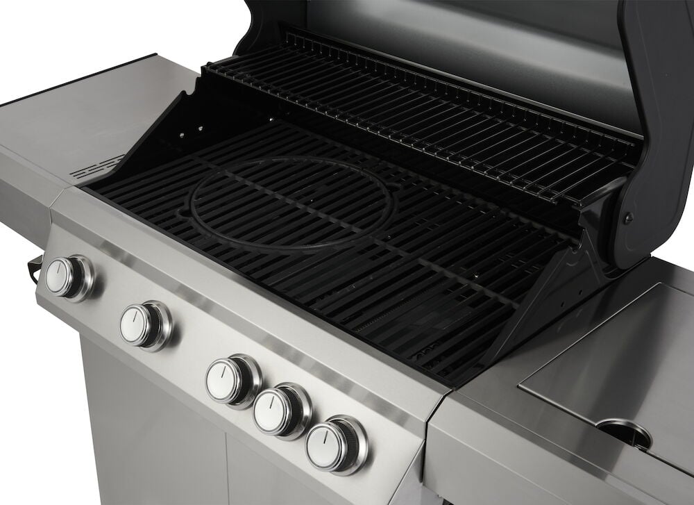 Gasolgrill med gjutjärnsgaller och fyra reglagevred.